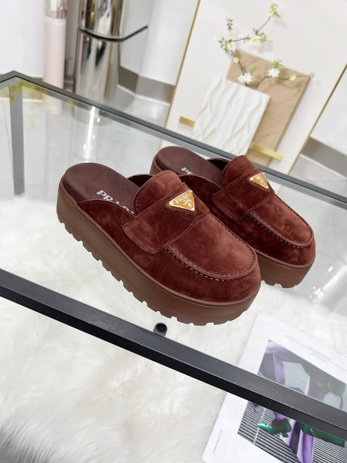 👟👟Ex-factory price 520👟👟 🌸Prada 2025 spring and summer new slippers 💫Velcro sandals The latest catwalk style, classic upgrades, both comfort and fashion. Each color combination looks good, and the design matches different style needs ✅Upper: original customized cowhide ✅Inner: original customized sheepskin lining, cowhide feet ✅Outsole: original molded anti-slip outsole ✅Number of codes: 35-40 (41 customized, non-refundable and non-exchangeable)